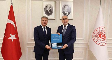 Bakan Işıkhan, Renault Group Türkiye CEO'su Lionel Jaillet'ye Turkuaz Kart takdim etti
