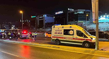 Bakırköy E5'te kontrolden çıkan motosiklet direğe çarptı: : 2 ölü