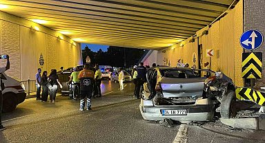 Bakırköy'de hafif ticari araç ile otomobil çarpıştı: 5 yaralı