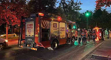 Bakırköy'de kaza yapan lüks araç yan yattı: 2 yaralı
