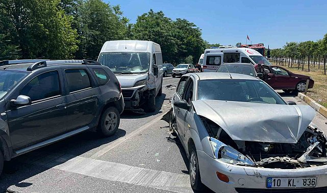 Balıkesir'de 6 araç zincirleme kaza yaptı; 2 yaralı