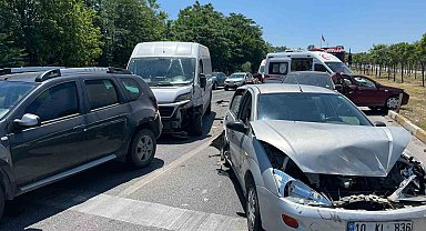 Balıkesir'de 6 aracın karıştığı zincirleme kaza: 2 yaralı