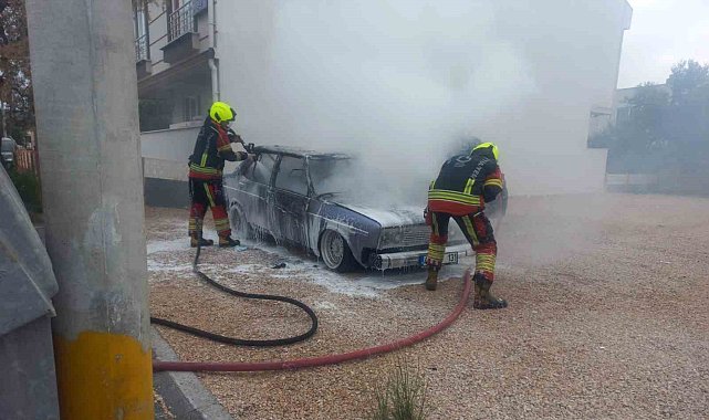 Balıkesir'de park halindeki otomobil yangını korkuttu