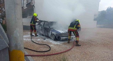 Balıkesir'de park halindeki otomobil yangını korkuttu