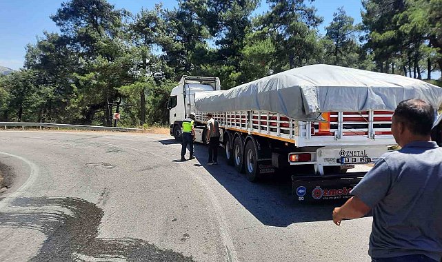 Balıkesir'de tıra arkadan çarpan otomobil takla attı: 4 yaralı