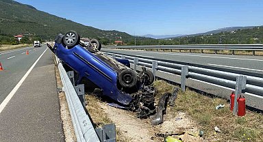 Bariyerlere çarpan hafif ticari araç ters döndü: 3 yaralı