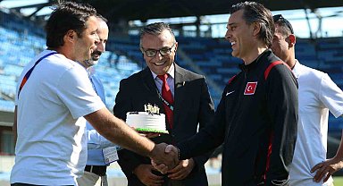 Basın mensuplarından Montella'ya doğum günü sürprizi