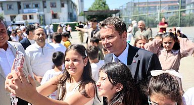 Başkan Erkan Aydın öğrencilere karnelerini verdi
