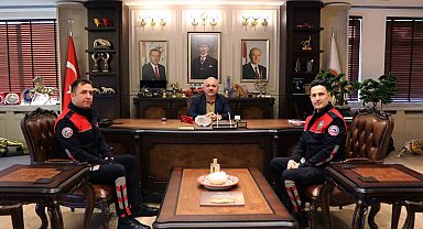 Başkan Esen, heimlich manevrasıyla hayat kurtaran polis memurlarını tebrik etti