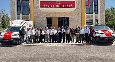 Başkan Fırat, iki aracı şahsi bütçesi ile alarak belediyeye hibe etti