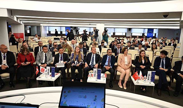 Başkan Seçer: "Çağdaş belediyecilik anlayışının en önemli aktörlerinden biri gençlerdir"