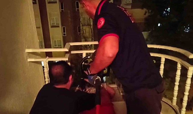 Batman'da balkon korkuluklarına kafası sıkışan küçük kızı itfaiye kurtardı
