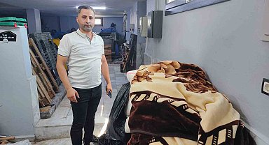 Battaniyenin içinden çıkan para ve cüzdanları teslim etti, yaşlı kadın poşeti sordu