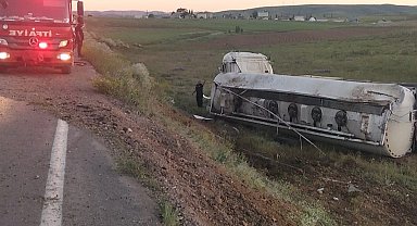 Bayburt'ta yakıt yüklü tanker devrildi: 1 yaralı