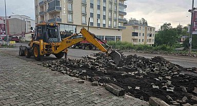 Belediye ekipleri kaldırım çalışmalarını sürdürüyor