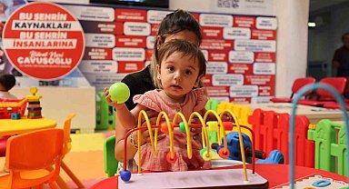 Belediyenin kapısından giren çocuklar artık oyunla karşılanıyor