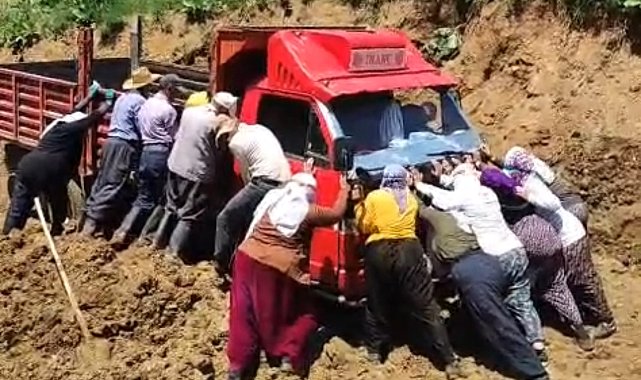 Berivanlar çamura saplanan kamyoneti itekleyerek kurtardı