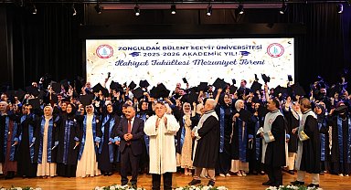 BEUN İlahiyat Fakültesi yeni mezunlarını geleceğe uğurladı