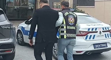 Beylikdüzü'nde araç sürücü motosikletliye saldırdığı anlar kamerada