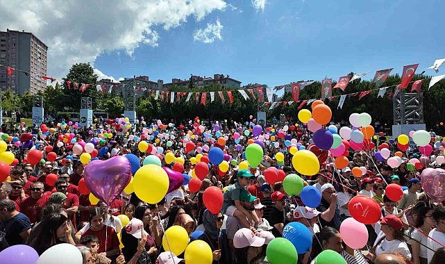 Beylikdüzü'nde kanseri yenen 9 yaşındaki Almira için binlerce balon gökyüzüne bırakıldı