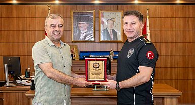 Bilecik'te emekli olan polis memuru Taner'e plaket takdim edildi
