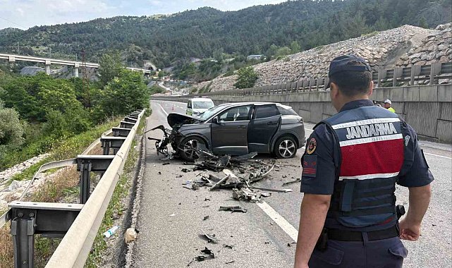 Bilecik'te otomobil tıra arkadan çarptı: 2 yaralı