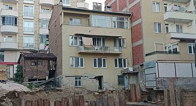 Bilecik'te temel kazısı yapılan sokağın yanındaki 3 katlı bina tahliye edildi