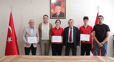 Bilecik'te Türkiye derecesi elde eden öğrencilere ödül verildi