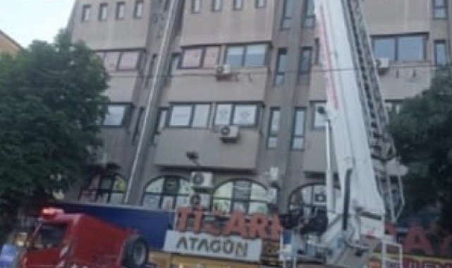 Binanın dış cephesindeki beton parçalar yayaların arasına düştü