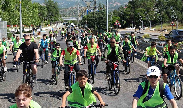 Bingöl'de onlarca kişi sağlıklı yaşam için pedal çevirdi