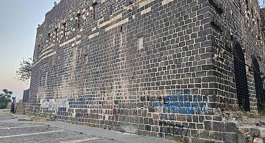Binlerce yıllık kale duvarlarını spreyle boyadılar