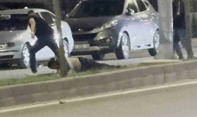 Bir tokatla yere serdiği şahsı sürükleyerek götürdü, o anlar kamerada