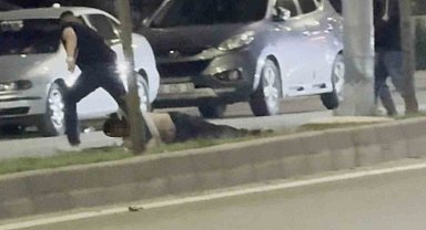 Bir tokatla yere serdiği şahsı sürükleyerek götürdü, o anlar kamerada