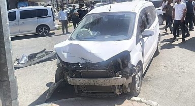 Biri ağır 2 kişinin yaralandığı kaza güvenlik kamerasına yansıdı