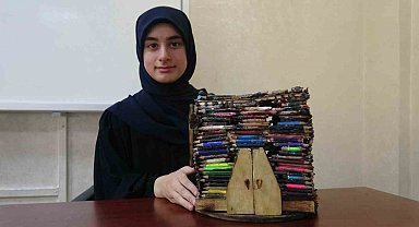 Biriktirdiği küçük kalemlerden minyatür ev yaptı