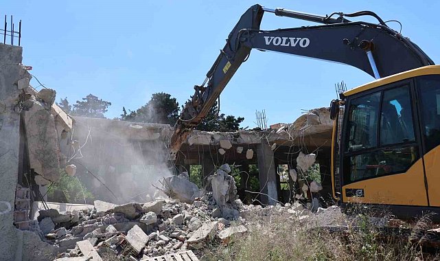 Bodrum'da 45 kaçak yapı yıkıldı