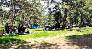 Bölgenin gözde tabiat parkı ziyaretçi akınına uğruyor