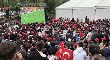 Bolu'da 'Dünya Kupası' coşkusu sokağa taştı: Anıtpark'ta tarihi heyecan