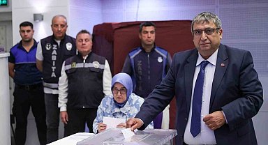 Buca Belediyesi'nde Başkanvekili CHP'li Hüseyin Benzer oldu