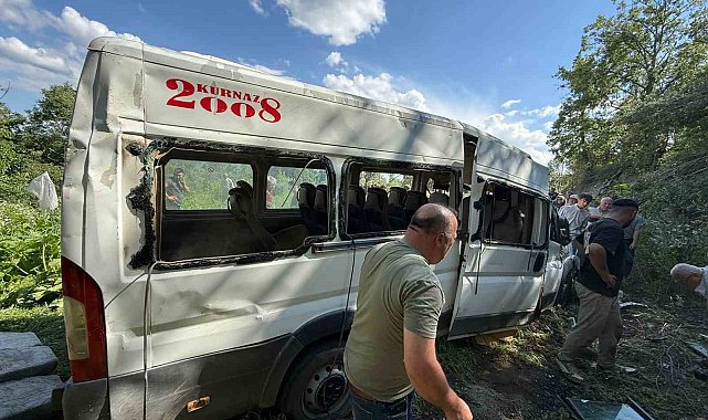Burdur'da minibüs tarlaya uçtu: 8 yaralı