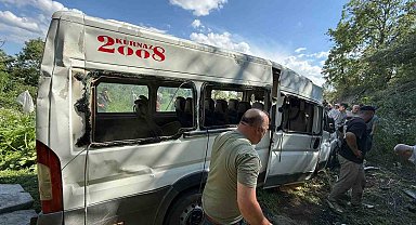 Burdur'da minibüs tarlaya uçtu: 8 yaralı