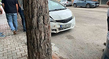 Burdur'da otomobil ağaca çarptı: 1 yaralı