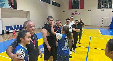 Burhaniye'de Babalar Günü'ne özel basketbol turnuvası