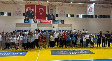 Burhaniye'de Geleneksel Çocuk Oyunlarında dereceye girenlere ödülleri verildi