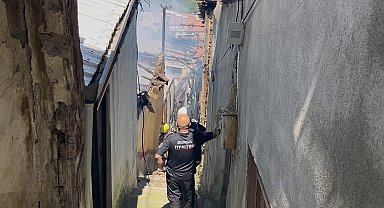 Bursa'da 4 ev alevlere teslim oldu, itfaiye dar sokakta zamana karşı mücadele veriyor