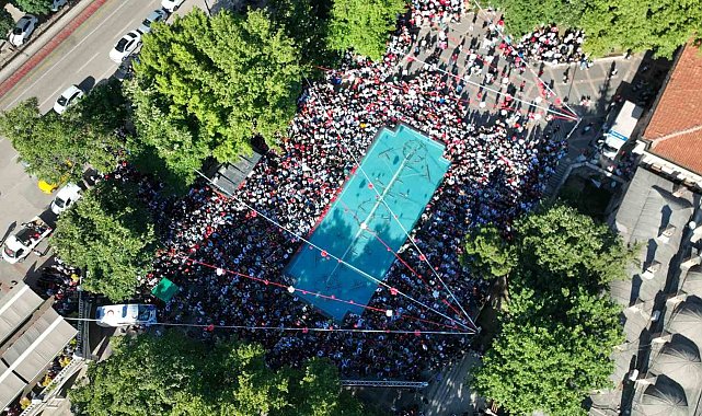 Bursa'da meydanlara kurulan dev ekranlarda Dünya Kupası heyecanı yaşandı