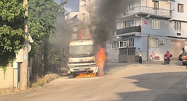 Bursa'da park halindeki kamyon alevlere teslim oldu