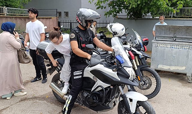 Bursa'da yanlış okula gelen adayların yardımına polis koştu