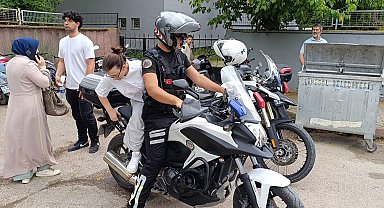 Bursa'da yanlış okula gelen adayların yardımına polis koştu