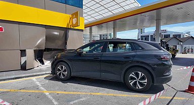 Büyükçekmece'de bir otomobil akaryakıt istasyona daldı